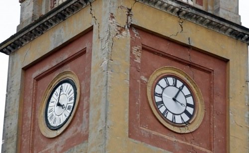 L'orologio della torre di San Felice sul Panaro in una fase intermedia del disastro