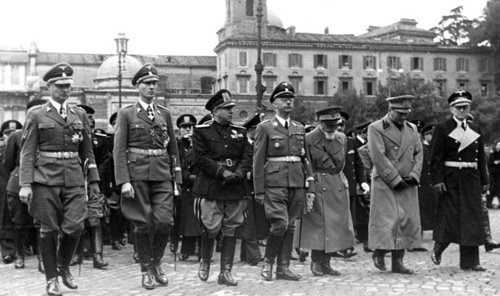 Rodolfo Graziani (secondo da destra) con Himmler (quarto da destra), Heydrich (secondo da sinistra) e altri caporioni nazi e fascisti al funerale del capo della polizia Bocchini, Roma, 21 novembre 1940.