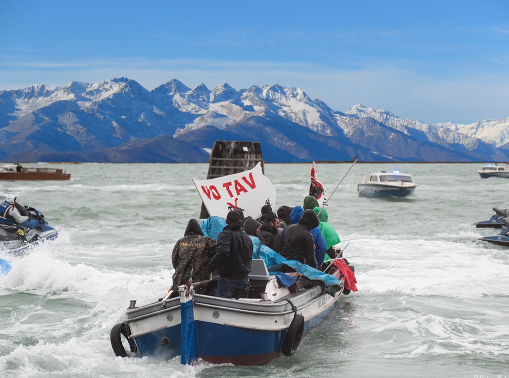 Détournement di una foto di Michele Lapini. Barca No Tav nel Canale della Giudecca, Venezia. All'orizzonte, le montagne della Val di Susa.
