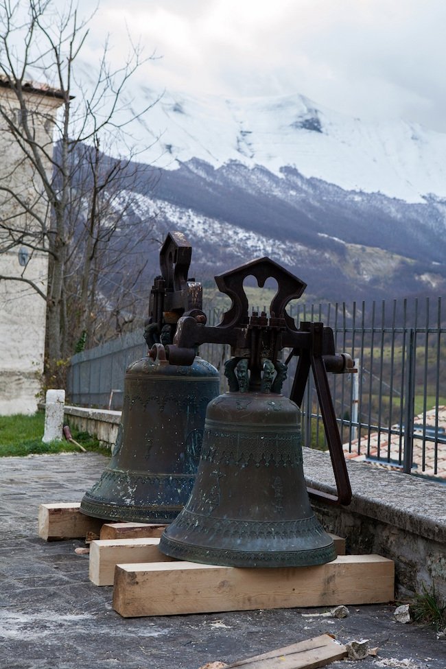 Campane della chiesa di Bolognola (MC), sullo sfondo la valle del Fagno.
