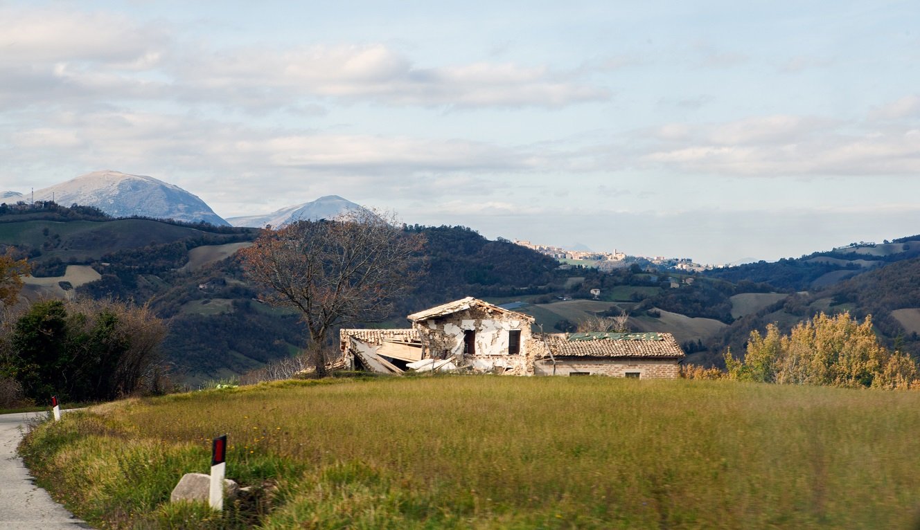 Casa colonica crollata, sullo sfondo Camerino (MC) (Foto di Michele Massetani)