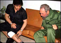 Diego Maradona shows Fidel his Fidel tatoo on the leg