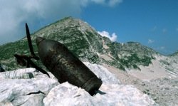 Monte Nero / Krn, versante N, con residuato della 1a guerra mondiale. Foto di umberto 54, clicca per vedere il set su Panoramio.