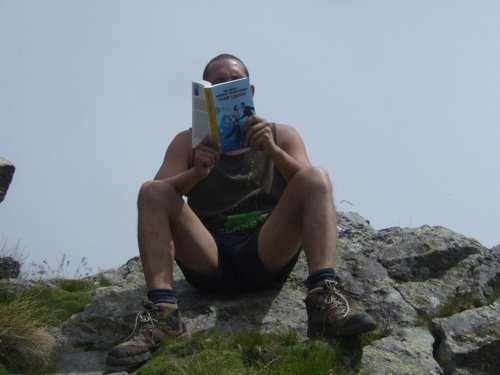 Tony si è portato il libro sul colle della mologna grande,tra l'alto biellese e la valle di gressoney.