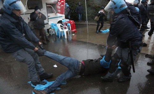 Bologna. Poliziotti alla Granarolo contro i facchini in lotta