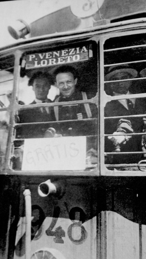 Milano, 20 agosto 1922. Il tram n.948, requisito e guidato dalle camicie nere, fu il primo mezzo a forzare lo sciopero generale indetto «contro l'illegalismo fascista». Al volante c'era Aldo Finzi. Di origine ebraica, a partire dal 1938 Finzi cadde in disgrazia, fu inviato al confino ed espulso dal PNF. Nel 1943 si avvicinò alla Resistenza. Catturato dai tedeschi, fu trucidato alle Ardeatine. La vettura fascista, intanto, proseguiva la sua corsa verso Piazzale Loreto. La foto non dà adito a equivoci, il capolinea era già indicato nel cartello. 