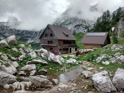 Il rifugio Vodnikov Dom. Foto di Diserzione.