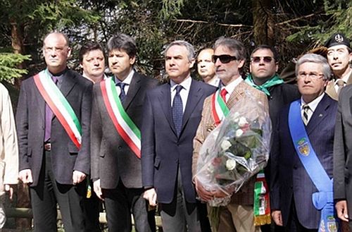 25 aprile 2009, Malghe di Porzus. Il Sottosegretario di Stato alla Difesa, On. Ing. Giuseppe Cossiga, ricorda i 17 osovani uccisi nel febbraio 1945.