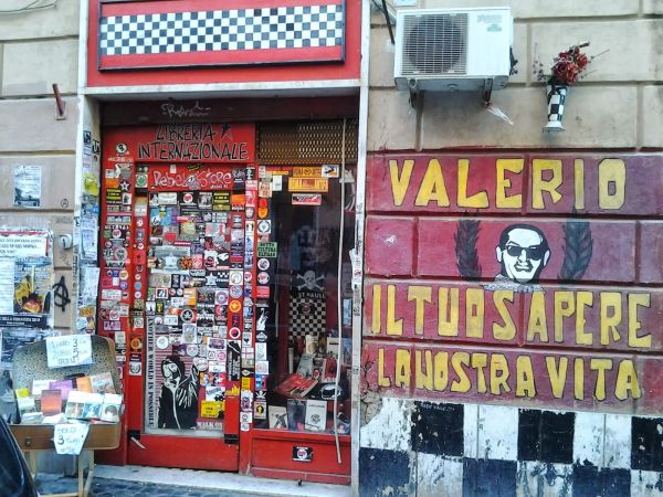 La libreria Rebel Storie fondata da Valerio in via dei Volsci 41, S. Lorenzo, Roma.