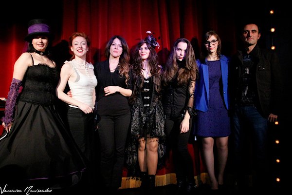 Da sinistra: Nella Zorà, Eleonora Frida Mino, Manuela Grippi, Lilyth (Laura Luchino), Gaia Elisa Rossi, Fantasy (Silvia Agnello) e Mariano Tomatis. Fotografia di Veronica Maniscalco.