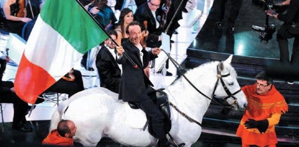 Benigni sul cavallo bianco