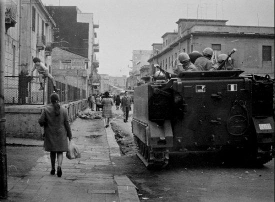 Febbraio 1971 i blindati dei carabinieri presidiano le strade del quartiere di Sbarre. Foto di Lello Spinelli - archivio Dia.