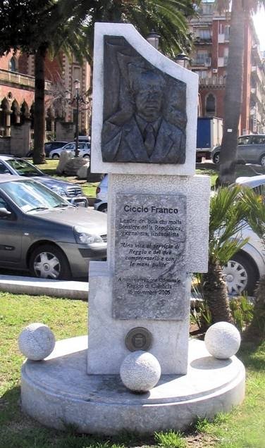 Il monumento a Ciccio Franco sul Lungomare voluto dall’amministrazione Scopelliti.