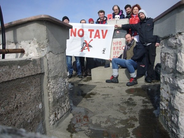 Dal nordovest all'Adriatico orientale, tutte le lotte sono la stessa lotta. La bandiera No Tav sul Monte Učka, 1 marzo 2015.