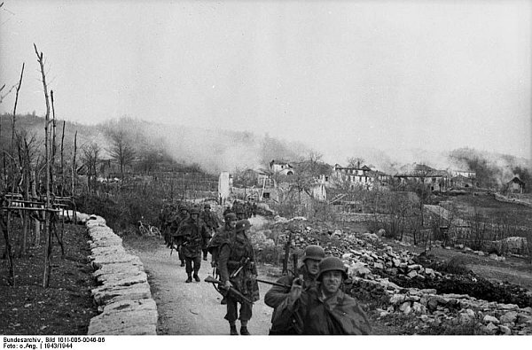 Croazia, 5 aprile 1944. Soldati del I Battaglione del Polizeiregiment "Bozen" si allontanano dal villaggio di Gornji Turki (nei pressi di Kastav /Castua) dopo averlo incendiato.