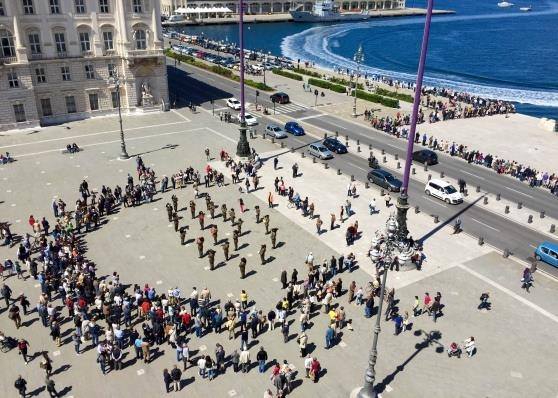 Trieste. L'esercito marciava, ma no iera un cazzo de nisun.