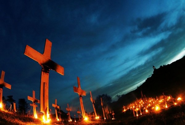 Ancora «The Burning Cemetery», foto di Alessandro Pianalto.