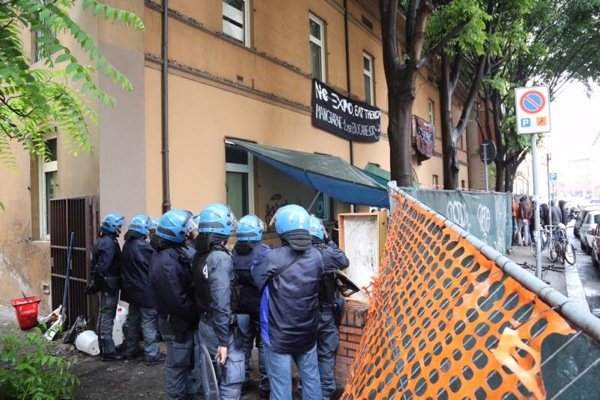 Lo sgombero di Eat The Rich in via Alessandrini, Bologna, mattina del 23 maggio 2015.