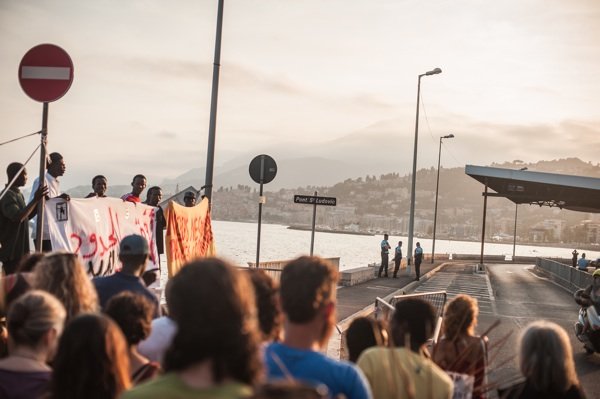 Manifestazione alla frontiera italo-francese di Ventimiglia. Foto di Michele Lapini. Clicca per ingrandire.