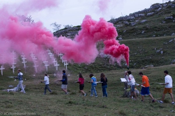 «The Burning Cemetery», la performance ideata e realizzata da Alberto Peruffo con cui si apre Cent'anni a Nordest. Clicca per vedere tutte le foto e leggere un resoconto dettagliato della giornata.