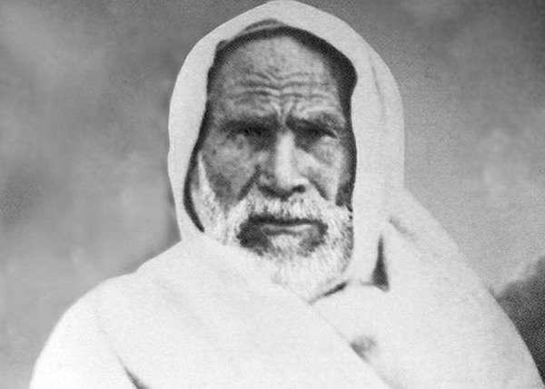 Omar al-Mukhtar, eroe della resistenza libica all'occupazione fascista, impiccato nel campo di concentramento di Soluch nel settembre 1931, all'età di settant'anni.