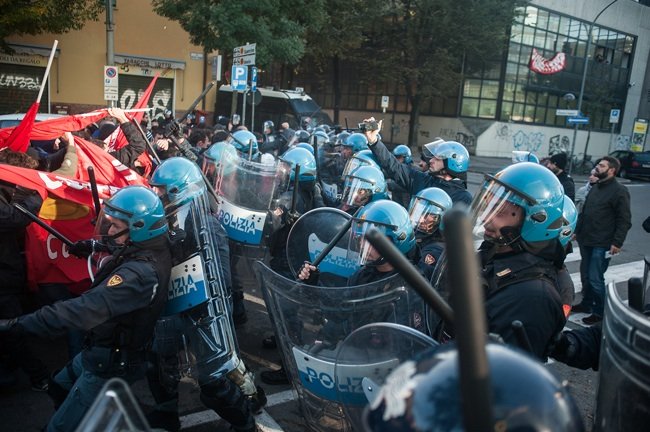 La prima carica contro il presidio. Foto Michele Lapini/Eikon