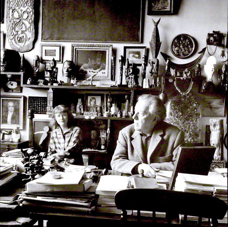 André Breton e sua moglie Elisa nell'atelier di rue Fontaine 42, foto di Ida Kar, 1960