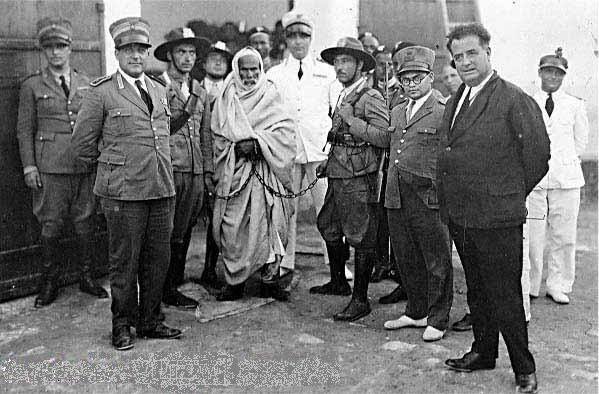 Omar al-Mukhtar in catene tra i panzoni del regime, Bengasi, 1931