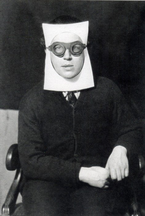 André Breton fotografato da Man Ray nel 1924