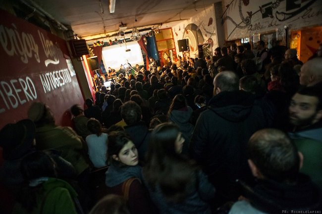 Bologna, 26 febbraio 2016. Il reading/concerto Razza partigiana al centro sociale Vag61, nell'ambito del ciclo di serate «Resistenze in Cirenaica».