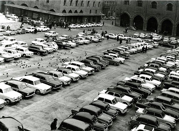 Bologna, Piazza Maggiore, poco prima di diventare zona pedonale (circa 1968). Foto di Unione Fotografi Organizzati