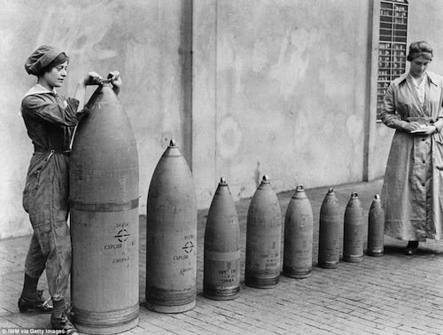 Due lavoratrici della National Shell Filling Factory No.6 a Chillwell, Nottinghamshire nel 1917