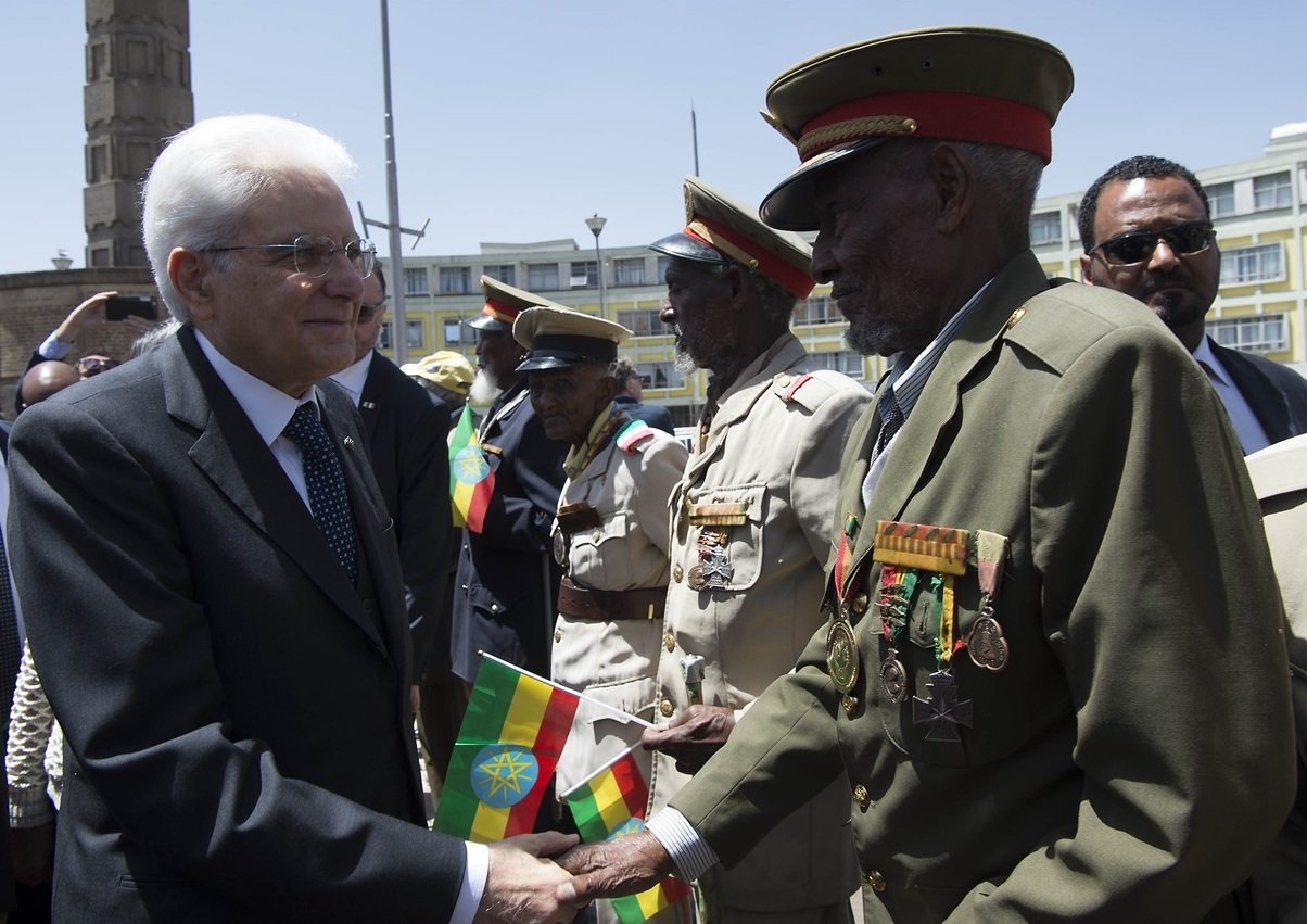 Mattarella saluta i partigiani etiopi, dopo aver deposto una corona sul monumento alla Vittoria contro il fascismo, in piazza Arat Kilo ad Addis Abeba (Foto Quirinale)