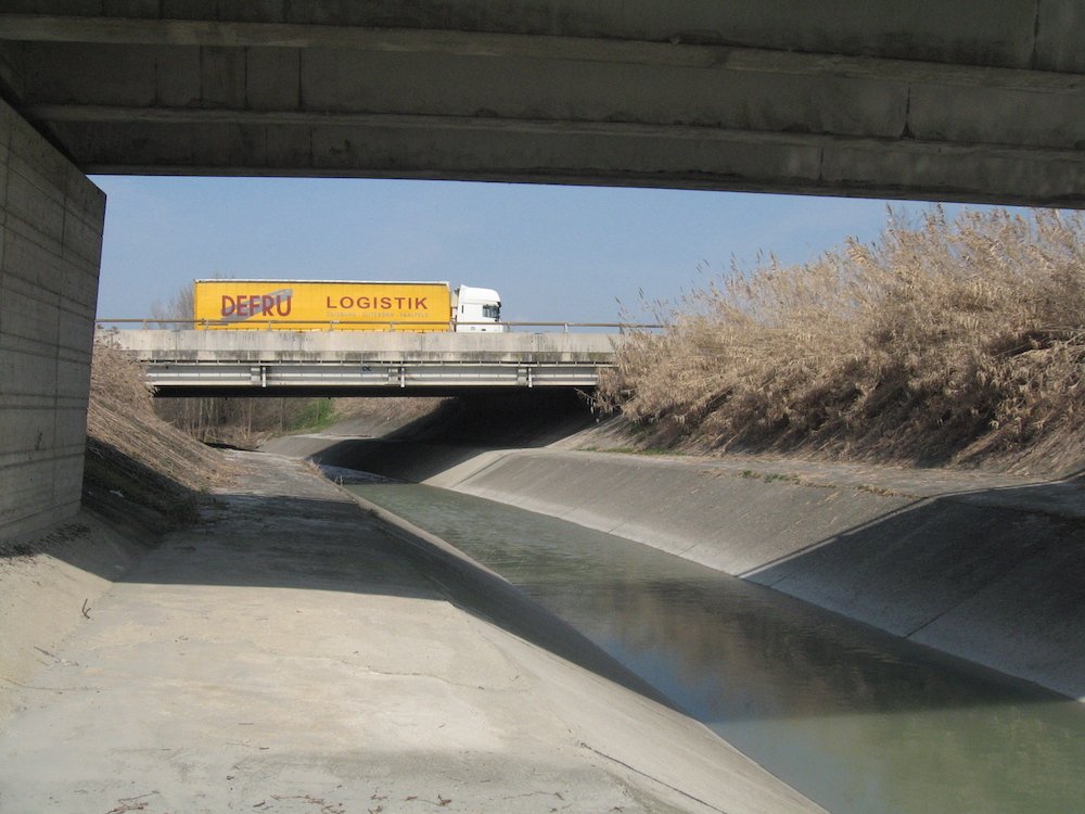 Il torrente Lavino striscia sotto l'A14