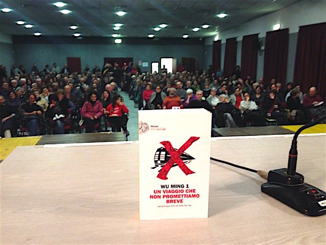 Bussoleno, 5 novembre 2016. La sala del Centro polivalente (noto in valle come «il PalaNoTav») subito prima della presentazione del libro.