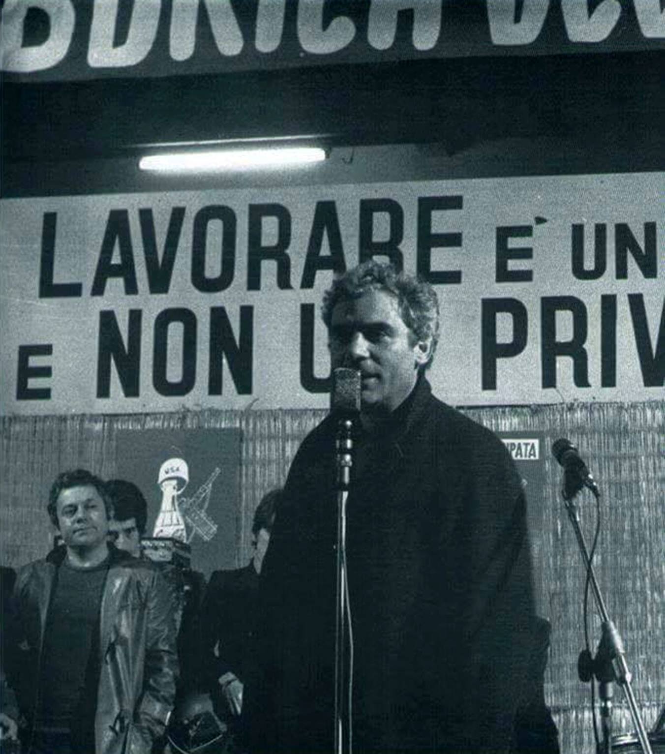 Roma, dicembre 1970, Gianmaria Volontè e Paolo Villaggio portano la loro solidarietà ai lavoratori della Coca Cola in lotta.