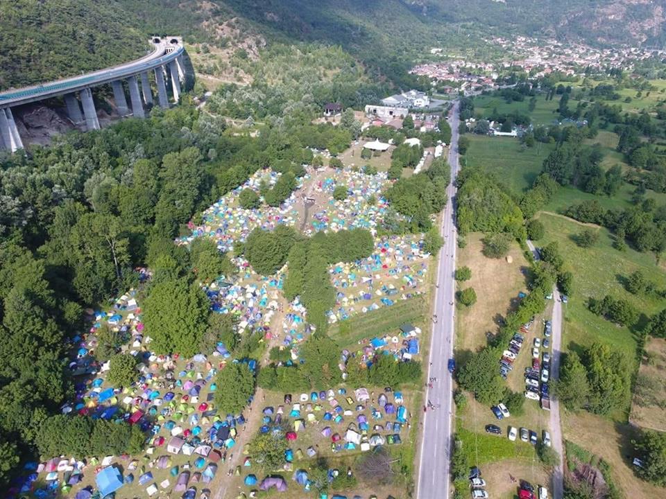 Venaus, ultimo weekend di luglio 2018: il festival Alta Felicità, le tende viste dall'alto.