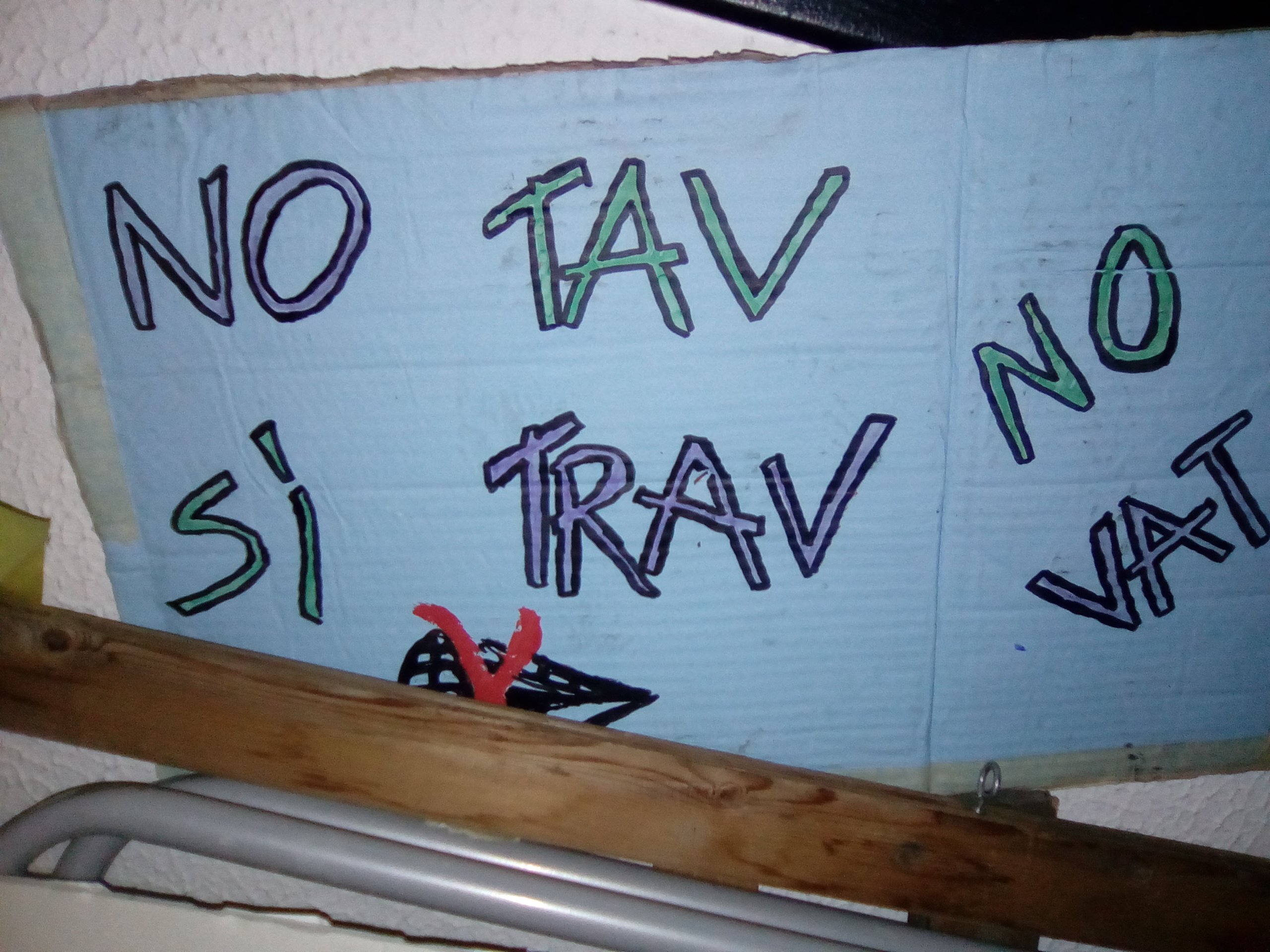 No Tav, Sì Trav. Cartello apparso Nessun* Norma, pride contro decoro e frontiere, Torino, 28 giugno 2018.