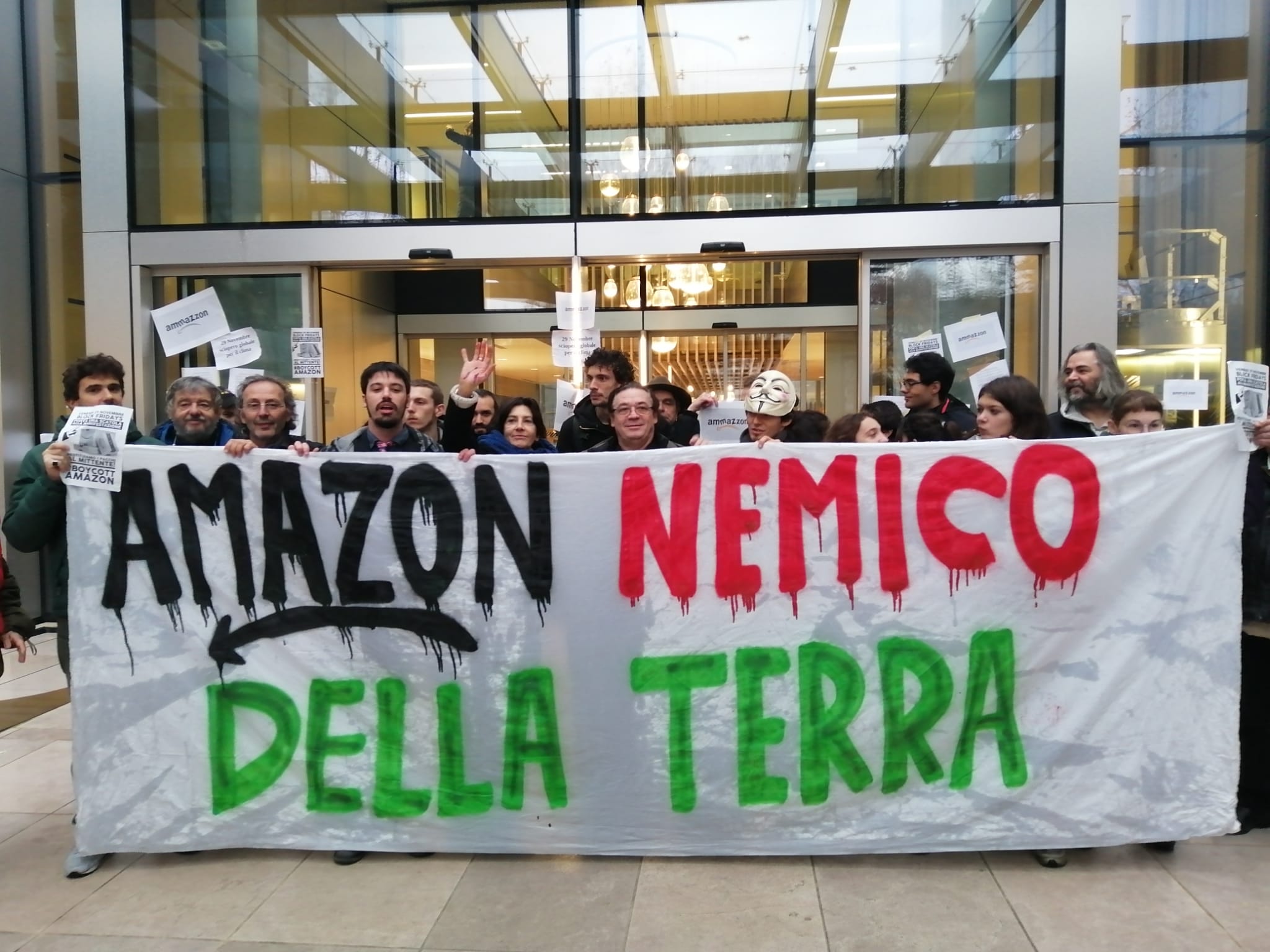 Irruzione di Fridays For Future nella sede Amazon di Milano