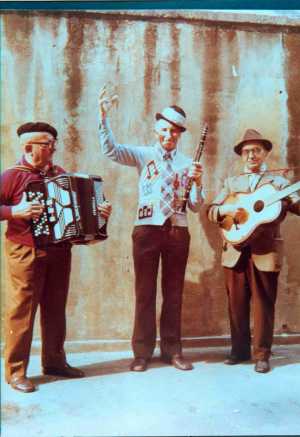 Trio di cantastorie: Lorenzo De Antiquis, Piazza Marino e Tonino Scandellari.