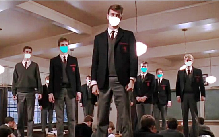 La Dead Poets Society a distanza di sicurezza e con mascherina.