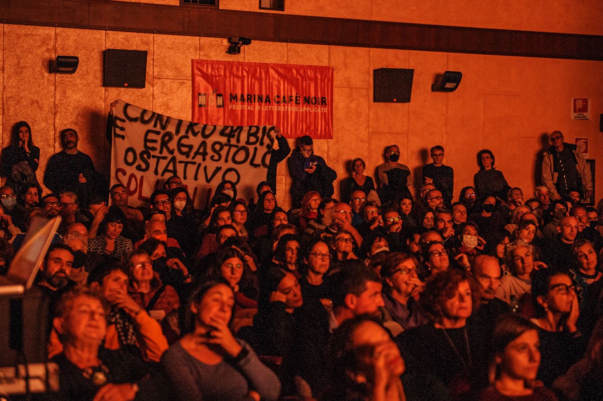 Cagliari, teatro Nanni Loy, 16 dicembre 2022. Lo striscione in solidarietà ad Alfredo Cospito esposto prima della presentazione di Ufo 78.