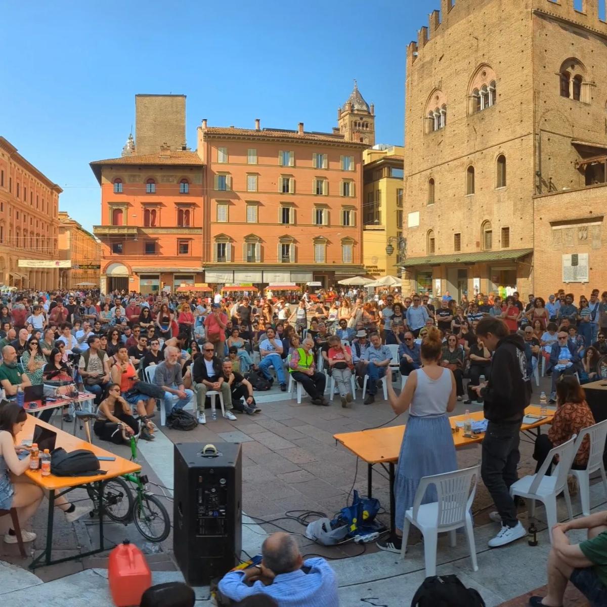 Bologna, piazza del Nettuno, pomeriggio del 27 maggio 2023: assemblea popolare contro la cementificazione