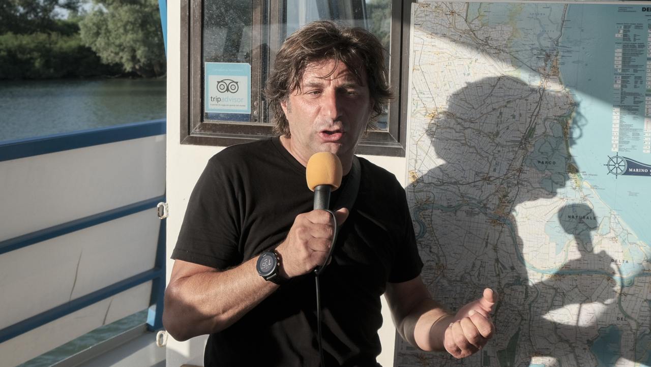 Danilo Trombin in una scena de Gli uomini pesce