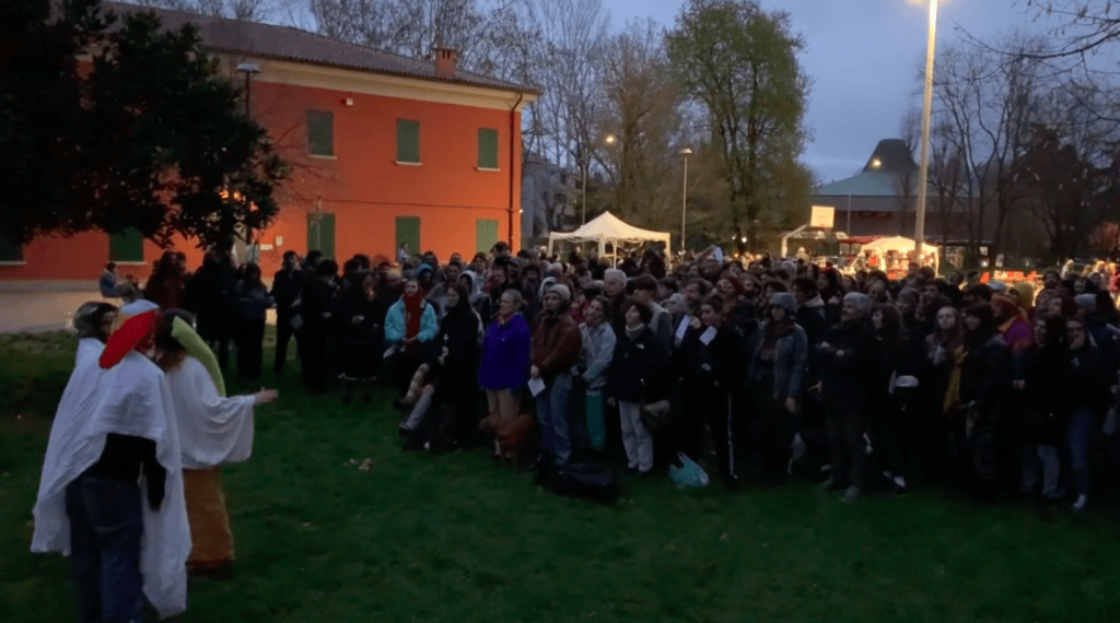 Sabato 14 marzo 2026, h. 18:30, la moltitudine si dispone a cuneo per cominciare l'attacco psichico.