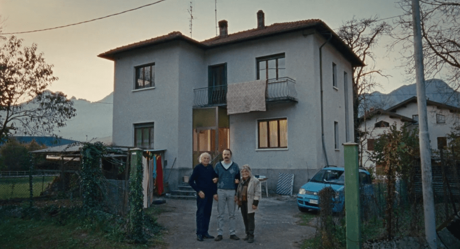 Le città di pianura: Carlobianchi in posa coi suoi genitori.